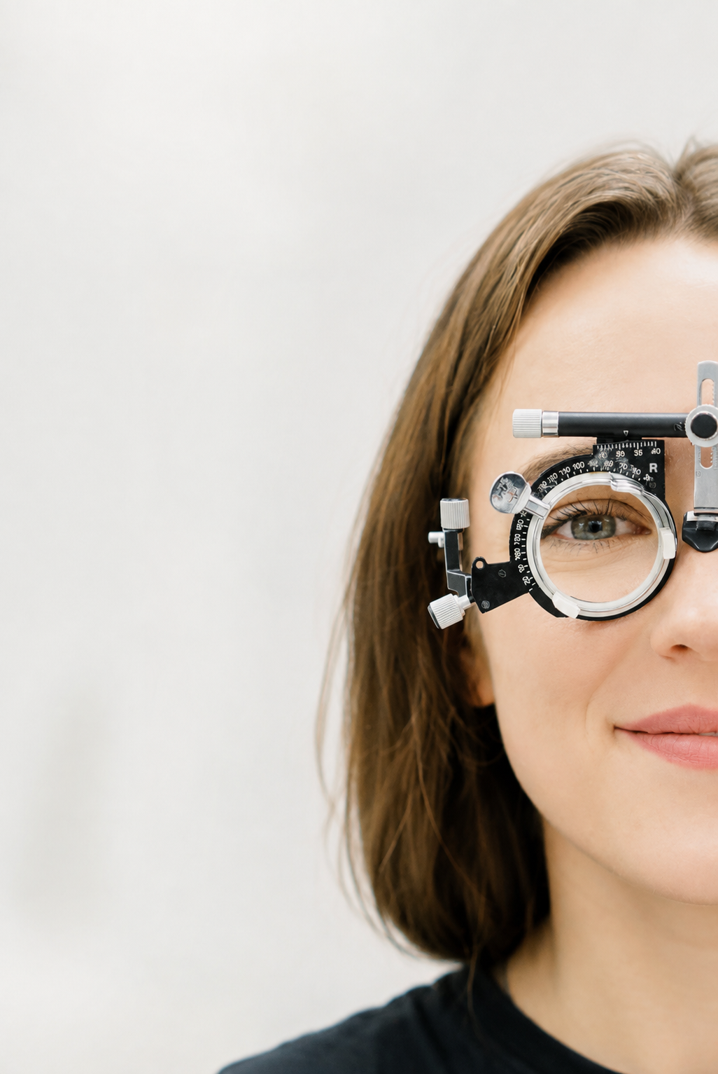 Optikerin führt einen Sehtest für den Führerschein durch